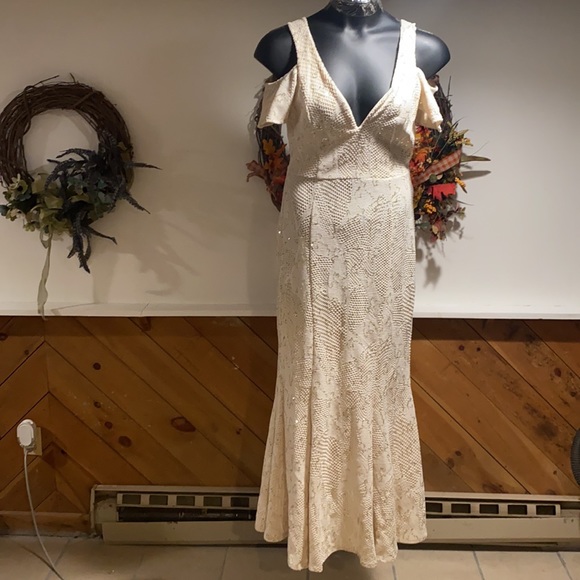 bailey blue Dresses & Skirts - Bailey Blue Beige Dress peek-a-boo Shoulders